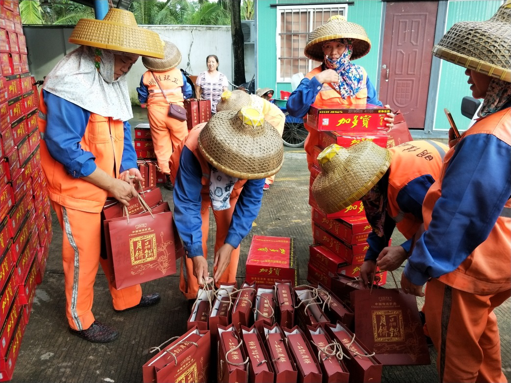 ? ?“中秋佳節(jié)、情暖職工” ? ? ? ? ?-----明佳集團黨支部及工會組織開展中秋慰問活動